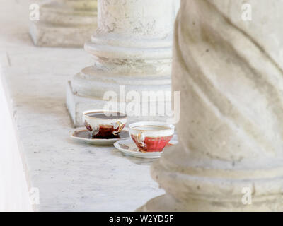 Immaginate un appuntamento romantico guardando questa solitaria tazza di caffè Foto Stock