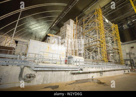 (190711) -- KIEV, luglio 11, 2019 (Xinhua) -- Fotografia scattata a luglio 10, 2019 mostra il nuovo confinamento sicuro della centrale nucleare di Cernobyl a Kiev in Ucraina. Il presidente ucraino Volodymyr Zelensky visitato la centrale nucleare di Cernobyl (ChNPP) come il nuovo confinamento sicuro (NSC) oltre il quarto reattore della centrale è stato messo in funzione il mercoledì. La NSC è destinato ad impedire che i materiali radioattivi che fuoriesce dal quarto reattore sito dove un incidente nucleare del 26 aprile, 1986 ha preso vita di almeno 31 persone mentre altre migliaia di morti poiché da esposizione a radiazioni e il cancro. (Ukrain Foto Stock