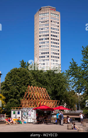 Gastrocontainer su Ebertplatz square, alto edificio Ringturm, Colonia, Germania. Gastrocontainer auf dem Ebertplatz, Ringturm Hochhaus, Koeln, D Foto Stock