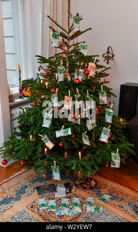 Albero di natale, donazione, dono del denaro Foto Stock