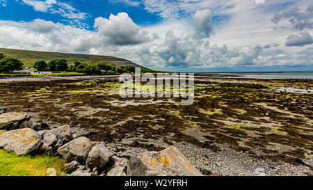 Bellissima vista della bay area e la spiaggia di ​​Ballyvaughan, geosite e geoparco, Wild Atlantic modo, splendida giornata di primavera nella contea di Clare in Irlanda Foto Stock