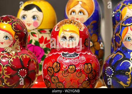 Bel set di tipico babushkas russo come un dono da vacanze Foto Stock