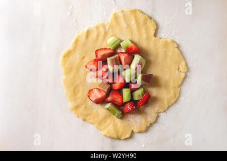 Ingredienti per la cottura della torta di frutti di bosco Foto Stock