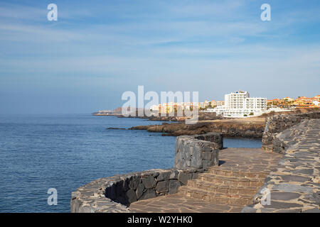 Estate, cancellare vistas verso San Blas e Golf del Sur, popolare località del sud di Tenerife, come si vede dal lungomare del porto del piccolo villaggio Foto Stock