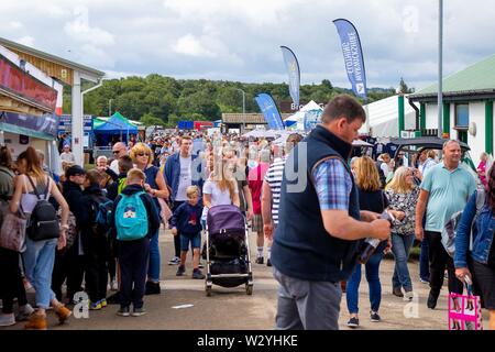 Harrogate. Regno Unito. 11 luglio 2019. Grande folla presso gli stand commerciali presso il grande spettacolo dello Yorkshire. Credit Elli Birch/SIP Agenzia fotografica/Alamy live news. Foto Stock