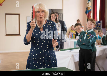 La duchessa di Cornovaglia, nel suo ruolo di aria onorario Commodore, gioca a tennis da tavolo durante una visita al Royal Air Force Halton in Aylesbury, come parte del suo centenario celebrazioni dell anno. Foto Stock