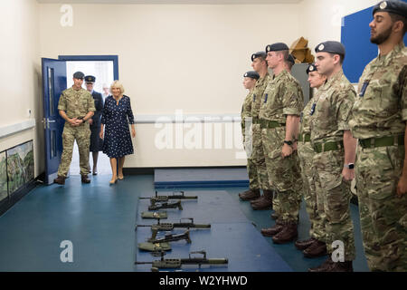 La duchessa di Cornovaglia, nel suo ruolo di aria onorario Commodore, durante una visita al Royal Air Force Halton in Aylesbury, come parte del suo centenario celebrazioni dell anno. Foto Stock