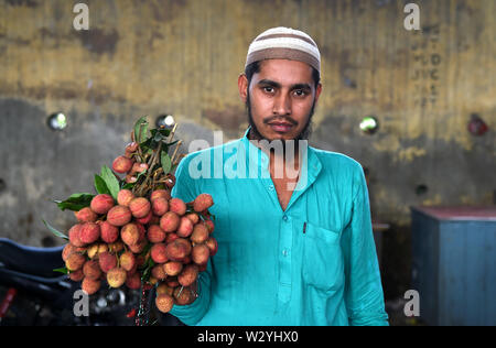 New Delhi, India. 11 Luglio, 2019. Un venditore ambulante vende litchi in un frutto mercato all'ingrosso a Nuova Delhi, in India, il 11 luglio 2019. Credito: Zhang Naijie/Xinhua/Alamy Live News Foto Stock