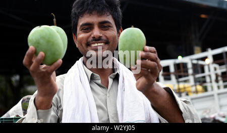 New Delhi, India. 11 Luglio, 2019. Un venditore ambulante vende manghi in un frutto mercato all'ingrosso a Nuova Delhi, in India, il 11 luglio 2019. Credito: Zhang Naijie/Xinhua/Alamy Live News Foto Stock