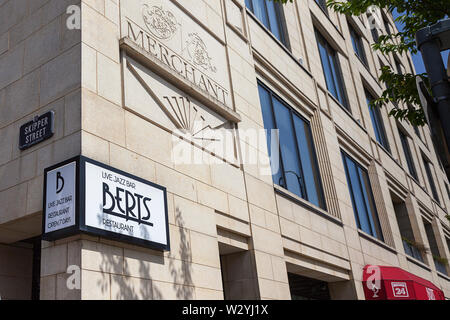 In Irlanda del Nord, Belfast, High Street, esterna di esplode in un Jazz Bar e ristorante in The Merchant Hotel complesso. Foto Stock