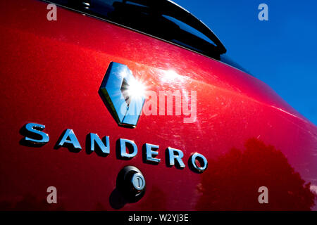 Magdeburg, Germania - Giugno 2019: Renault Sandero simbolo del logo. Renault - Francese internazionale marca automobilistica Foto Stock