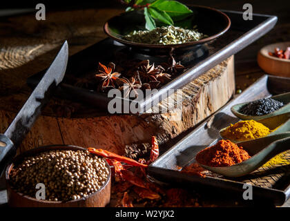 Spezie saporite assortiti disposti su un mercato delle spezie in Asia Foto Stock