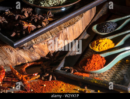Spezie saporite assortiti disposti su un mercato delle spezie in Asia Foto Stock