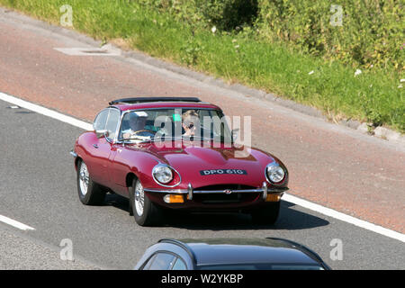 Classic Vintage restaurati veicoli automobili Viaggiare sulla autostrada M6 al Leighton Hall car show in Carnforth, Lancaster, Regno Unito Foto Stock