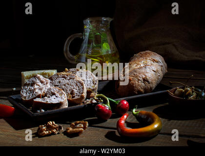 Breadtime con al filone di pane, salsicce, affettati e sottaceti pomodori burro e noci Foto Stock