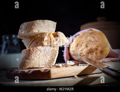 Breadtime con al filone di pane, salsicce, affettati e sottaceti pomodori burro e noci Foto Stock