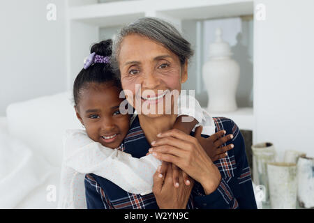 Nonna e nipote di sorridere Foto Stock