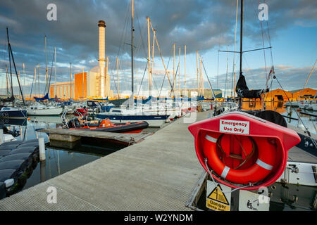 Serata estiva a Shoreham porta in Southwick, West Sussex. Foto Stock