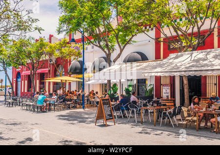 Ayamonte, Spagna - Giugno 23 2019 i turisti e i locali godono le cene al fresco nei ristoranti a Plaza La Lota, compreso il successo ricollocata nuovamente Foto Stock