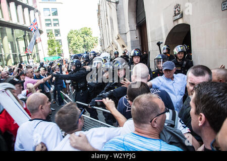 Londra REGNO UNITO 11 luglio 2019 arrabbiato scene tra la polizia e i sostenitori al di fuori del Vecchio Bailey dopo la condanna di Tommy Robinson a nove mesi di prigione per oltraggio alla corte. Foto Stock