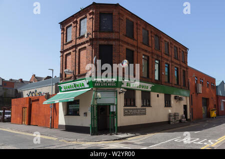 In Irlanda del Nord, Belfast, Girasole Public House all'angolo Union Street e Kent Street. Foto Stock