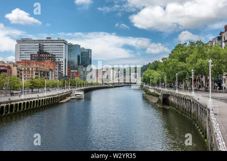Guardando in giù il fiume di Bilbao nella città basca di Bilbao Foto Stock