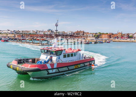 RAMSGATE INGHILTERRA - 25 maggio 2019 una nave utilizzata per il trasporto di equipaggio di Thanet Offshore Wind Farm lascia la storica Royal Harbour di Ramsgate. Foto Stock