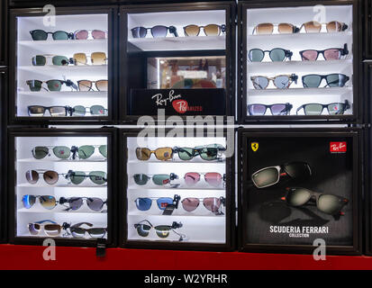 Ray Ban occhiali da sole display nel duty free shop dell'aeroporto. Foto Stock