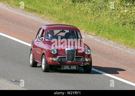 1959 Riley 1,5; veicoli d'epoca restaurati viaggiano sull'autostrada M6 fino al salone automobilistico di Leighton Hall a Carnforth, Lancaster, Regno Unito Foto Stock