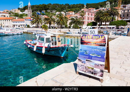 Taxi boat per le isole Pakleni, Riva, la citta di Hvar, isola di Hvar, Dalmazia, Croazia Foto Stock