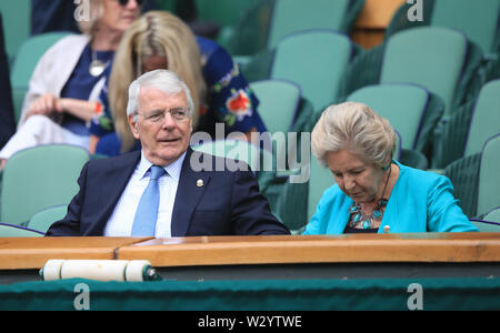 Sir John Major e la moglie di norma principali nel Royal box il giorno dieci dei campionati di Wimbledon al All England Lawn Tennis e Croquet Club, Wimbledon. Foto Stock