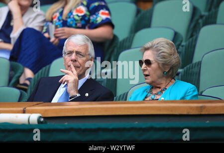 Sir John Major e la moglie di norma principali nel Royal box il giorno dieci dei campionati di Wimbledon al All England Lawn Tennis e Croquet Club, Wimbledon. Foto Stock