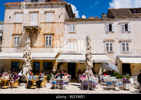 Terrazze dei bar, Trg svetog Stjepana, la citta di Hvar, isola di Hvar, Dalmazia, Croazia Foto Stock