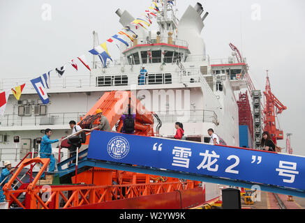 (190711) -- Shanghai, luglio 11, 2019 (Xinhua) -- la gente visita il rompighiaccio polare 'Xuelong 2' nell est della Cina di Shanghai, luglio 11, 2019. Cina il primo livello nazionale costruito rompighiaccio polare 'Xuelong 2,' o 'ora Dragon 2,' è stato consegnato il giovedì a Shanghai, secondo il ministero delle risorse naturali. Il suo viaggio inaugurale entro la fine di quest'anno, la nave sarà dotata di vela per l'antartide insieme con 'Xuelong", l'unico rompighiaccio cinese in servizio nel paese della trentaseiesima missione di ricerca della regione. (Xinhua/Ding Ting) Foto Stock
