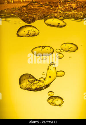 Il giallo oro bolla di goccioline di olio, sfondo astratto Foto Stock