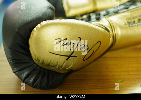 San Pietroburgo, Florida, Stati Uniti d'America. Il 10 luglio 2019. Boxer Keith Thurman il guanto ufficiale illustrato durante una conferenza stampa presso la sua palestra in St Petersburg, in Florida il mercoledì 10 maggio, 2019. Photo credit: Marty Jean-Louis Credito: Marty Jean-Louis/Alamy Live News Foto Stock