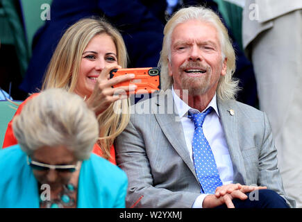 Sir Richard Branson e sua figlia Holly il giorno dieci dei campionati di Wimbledon al All England Lawn Tennis e Croquet Club, Wimbledon. Foto Stock