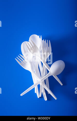 Uso singole forcelle in plastica, cucchiai. concetto di riciclaggio plastica, rifiuti in plastica Foto Stock