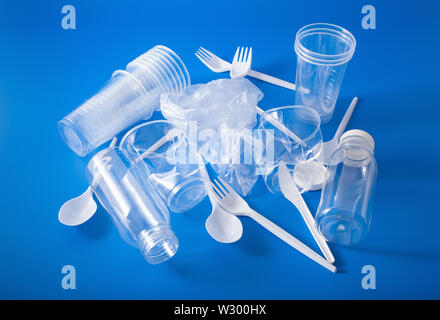 Uso singola con bicchieri di plastica, forchette, cucchiai, bottiglie. concetto di riciclaggio plastica, rifiuti in plastica Foto Stock