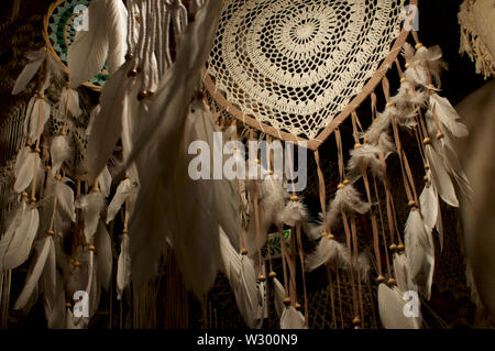 Basso angolo vista di alcune belle Dreamcatcher appeso ad un soffitto al amore Mercato di ancoraggio in Canggu, Bali - Indonesia Foto Stock