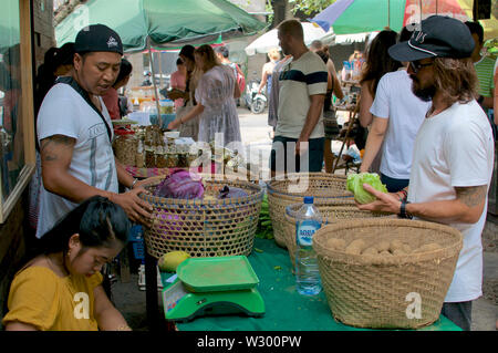 Canggu, Bali, Indonesia - 9 Giugno 2019 : vista del mercato dei prodotti alimentari biologici presso ogni domenica a Samadi in Canggu, Bali - Indonesia Foto Stock
