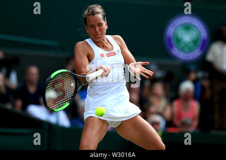 Barbora STRYCOVA durante la sua partita contro Serena Williams il giorno dieci dei campionati di Wimbledon al All England Lawn Tennis e Croquet Club, Wimbledon. Foto Stock