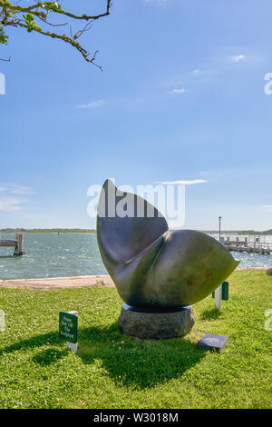 Foro di legni, MA - Giugno 14 2019: passera nera è una scultura di una balena della coda da Gordon Gund che siede al Waterfront Park. Foto Stock