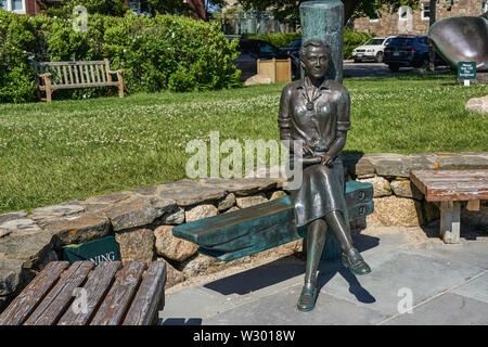 Foro di legni, MA - Giugno 14 2019: questa statua di Rachel Carson autore di primavera silenziosa si siede a Waterfront Park. Foto Stock