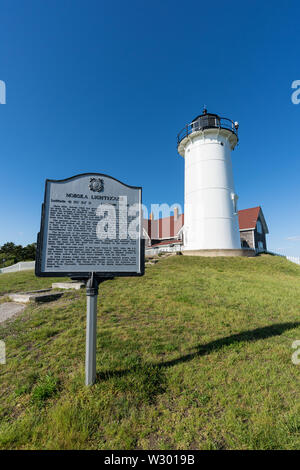 Foro di legni, MA - Giugno 14 2019: Nobska Lighthouse con un segno descrittivo che narrano la storia della luce e la sua parte della US Coast Guard. Foto Stock