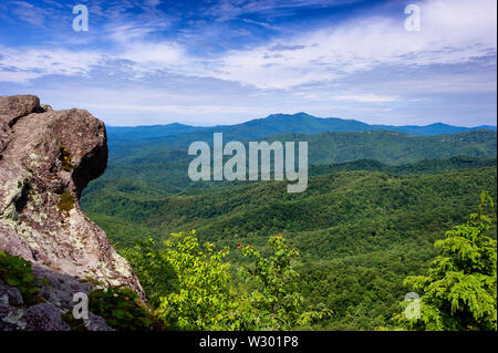 Le visualizzazioni e i siti si vede in Blowing Rock geologico di un punto di interesse e la più antica di attrazione turistica in North Carolina. Pieno di miti e leggende di un Foto Stock