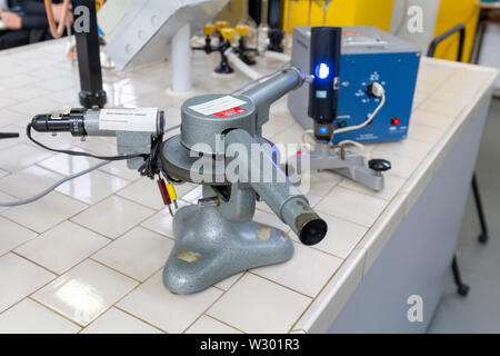 Spettroscopio in un laboratorio scolastico con una lampada di cadmio su piastrelle bianche desk. Foto Stock