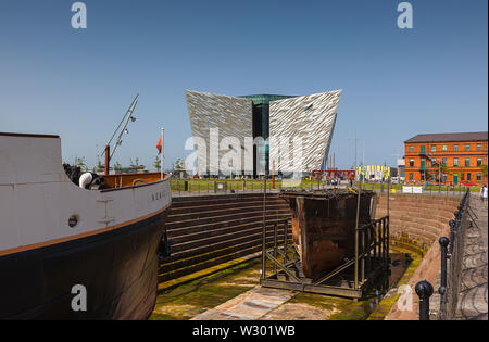 In Irlanda del Nord, Belfast, Titanic Quarter attrazione turistica visto dalla SS gara nomadi. Foto Stock