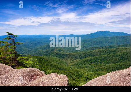 Le visualizzazioni e i siti si vede in Blowing Rock geologico di un punto di interesse e la più antica di attrazione turistica in North Carolina. Pieno di miti e leggende di un Foto Stock