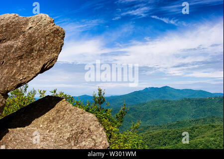 Le visualizzazioni e i siti si vede in Blowing Rock geologico di un punto di interesse e la più antica di attrazione turistica in North Carolina. Pieno di miti e leggende di un Foto Stock